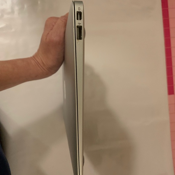 Apple MacBook Air MC505LL/A 1.40 GHz 2GB RAM 64GB SSD 11.6" HD (Used) - Picture 6 of 12